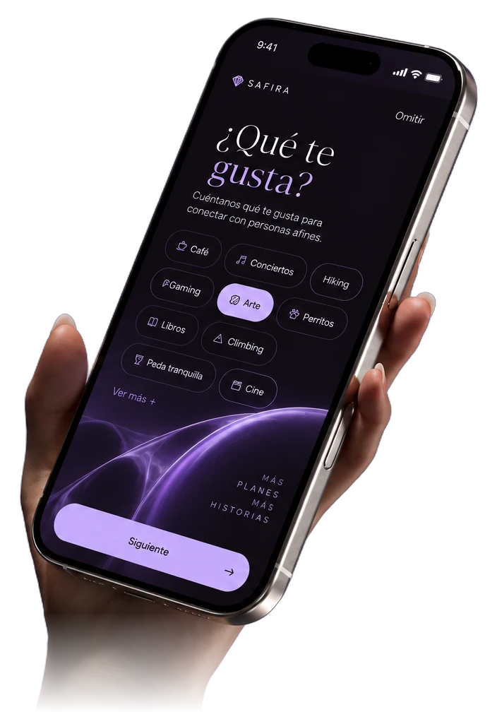 Una mano sostiene un iPhone con la pantalla de Safira: ¿Qué te gusta? Café, conciertos, hiking, arte, perritos, libros, climbing, peda tranquila, cine.